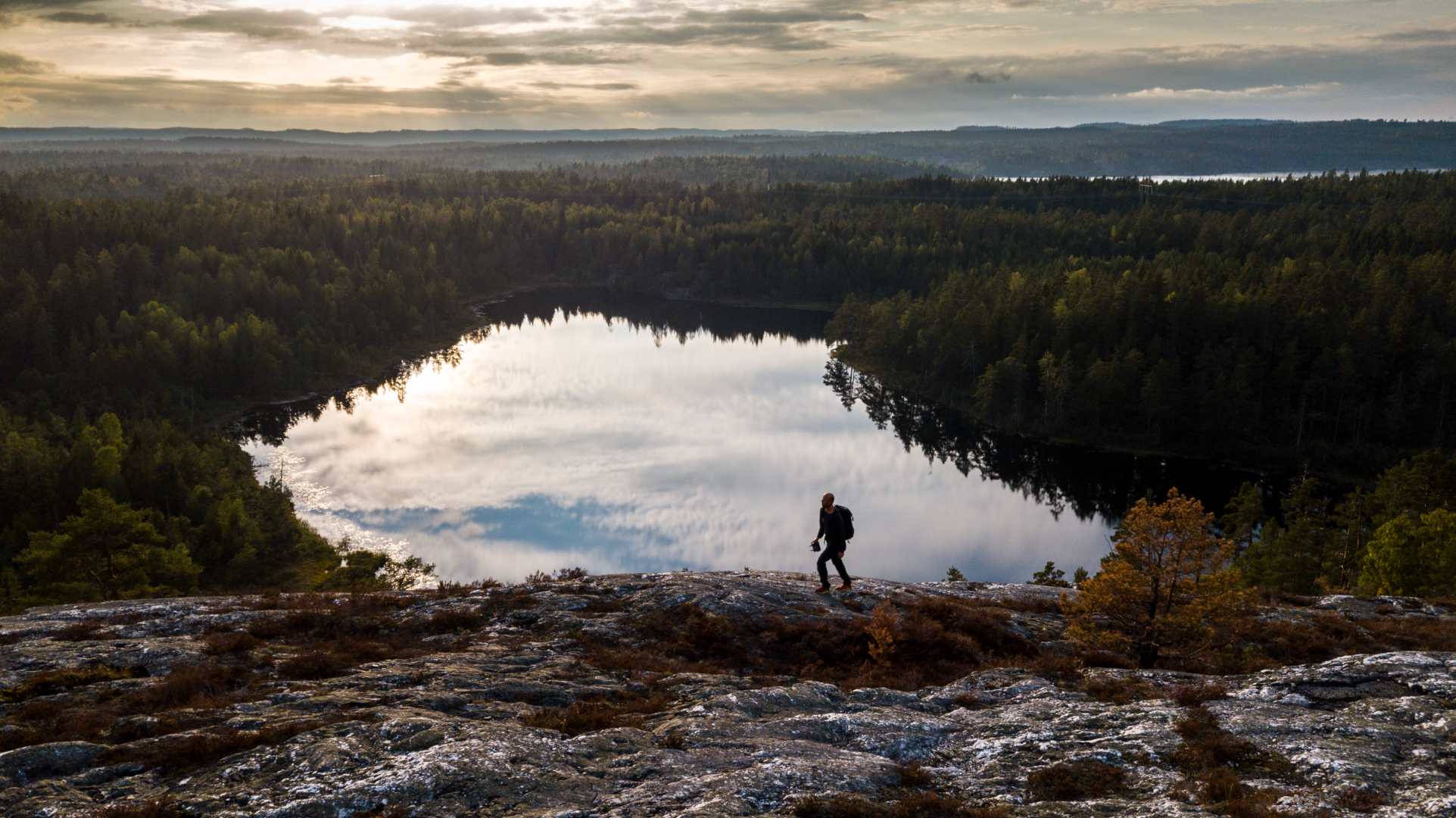 Kampare vid sjö och landskap